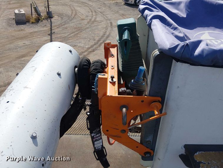 image for item EE5317 2008 GMC C7500 forestry bucket truck