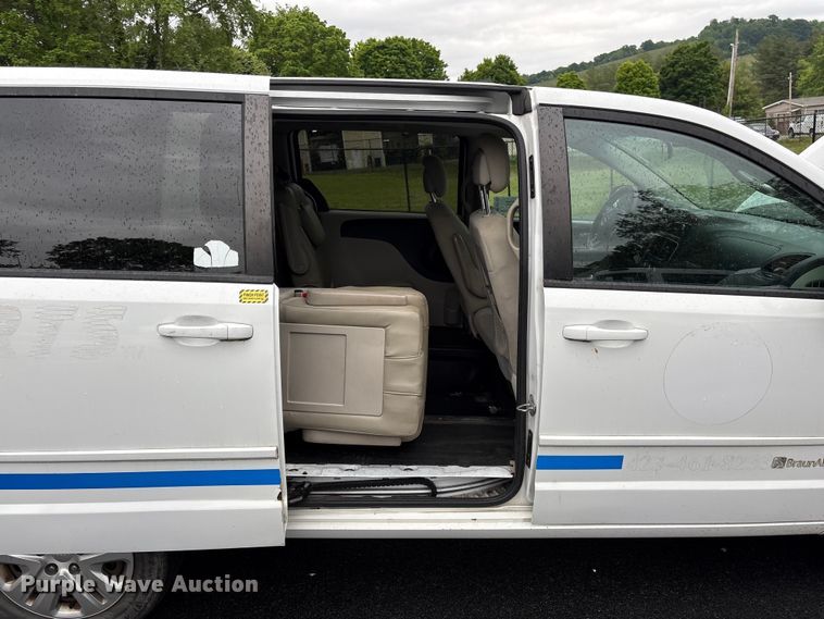 image for item EF1153 2016 Dodge Grand Caravan van