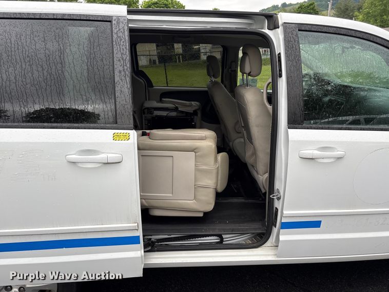 image for item EF1154 2017 Dodge Grand Caravan van