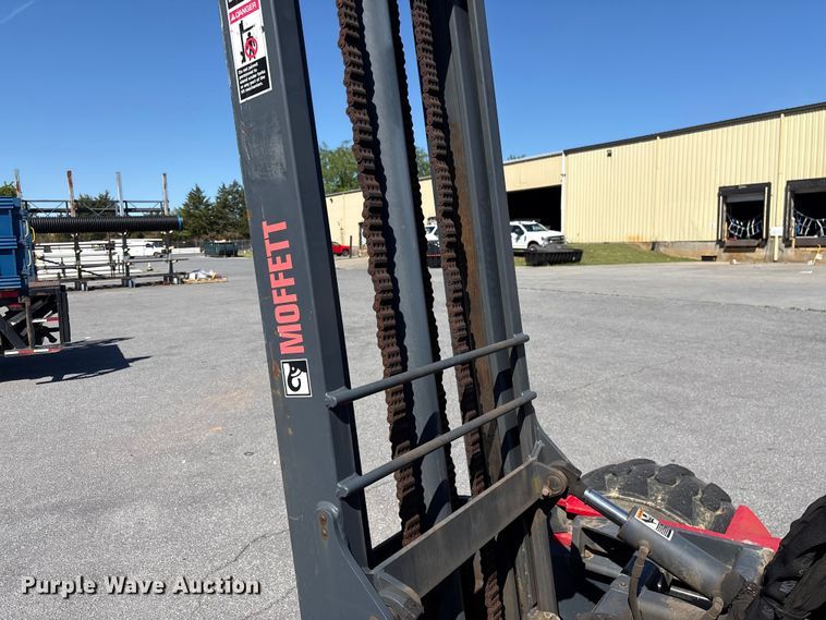 image for item EF1196 2016 Moffett M85502 forklift
