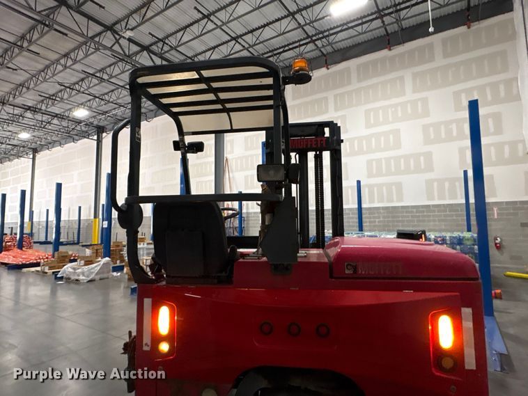 image for item EF1208 2016 Moffett M85501 forklift