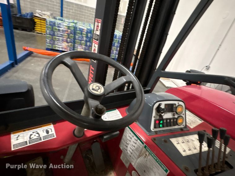 image for item EF1208 2016 Moffett M85501 forklift