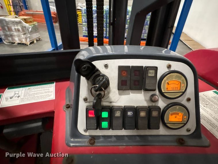 image for item EF1208 2016 Moffett M85501 forklift