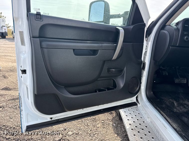 image for item EG2137 2011 Chevrolet Silverado 3500HD ambulance