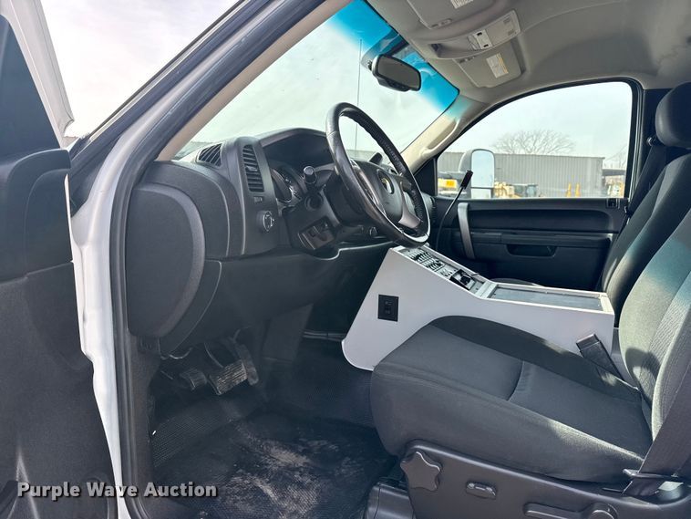 image for item EG2137 2011 Chevrolet Silverado 3500HD ambulance