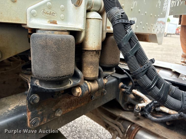 image for item EG9023 2012 Peterbilt 384 toter Truck
