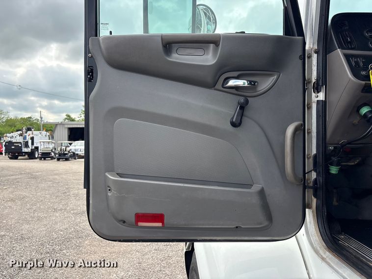 image for item EG9023 2012 Peterbilt 384 toter Truck