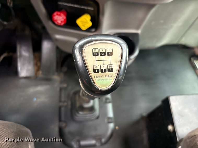 image for item EG9023 2012 Peterbilt 384 toter Truck