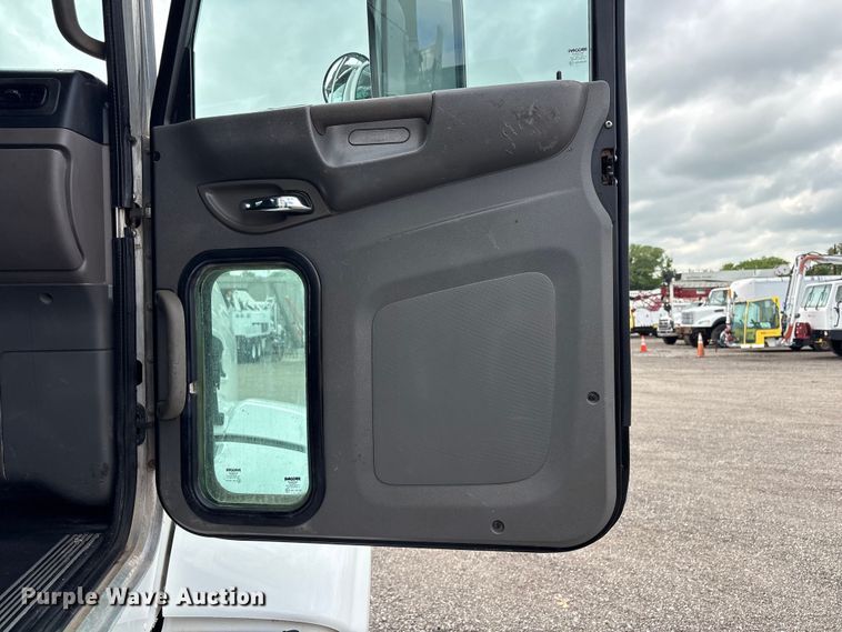 image for item EG9023 2012 Peterbilt 384 toter Truck