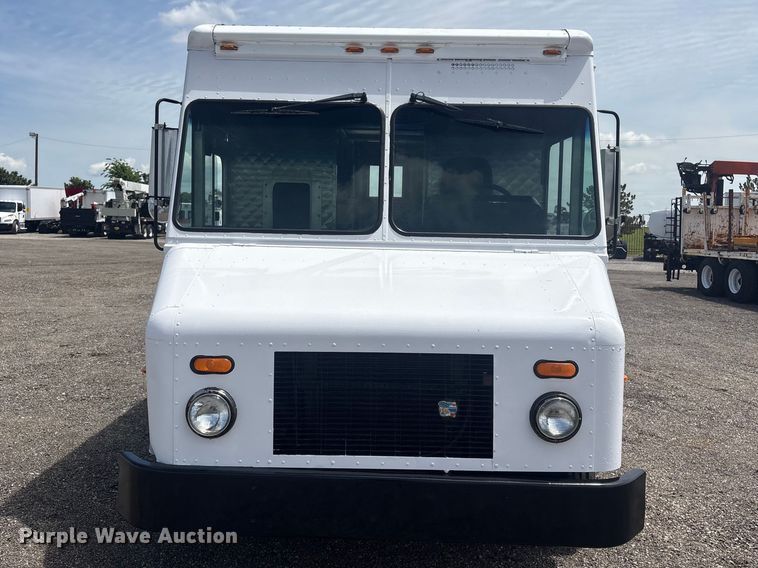 image for item EG9058 2005 Freightliner MT45 food truck