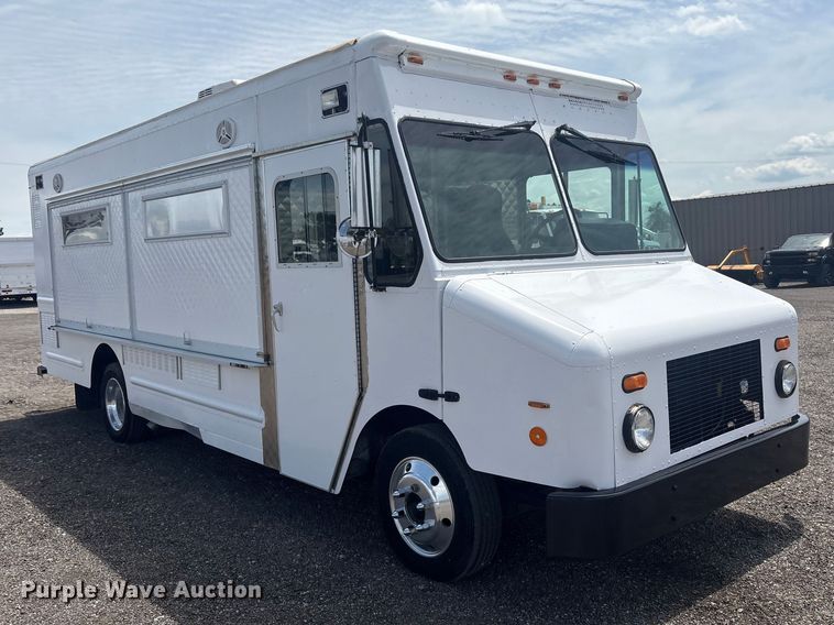 image for item EG9058 2005 Freightliner MT45 food truck