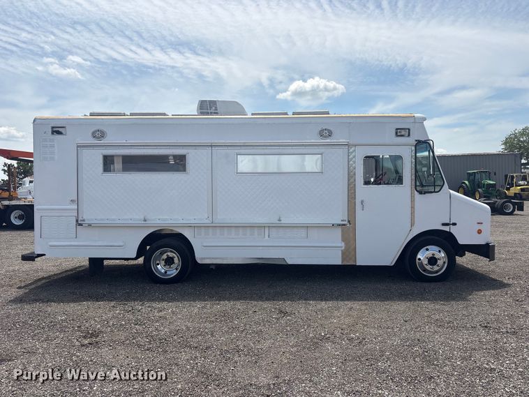 image for item EG9058 2005 Freightliner MT45 food truck
