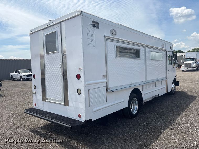 image for item EG9058 2005 Freightliner MT45 food truck