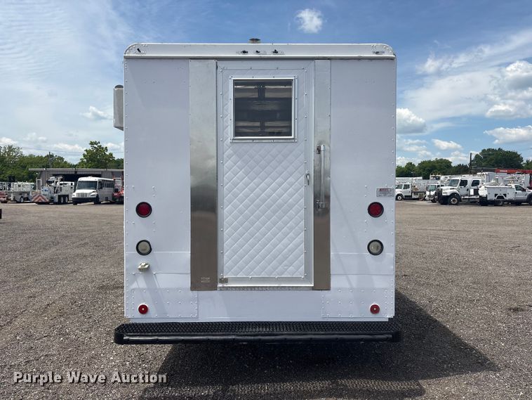 image for item EG9058 2005 Freightliner MT45 food truck