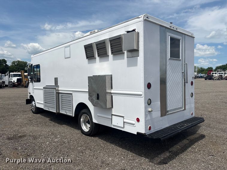 image for item EG9058 2005 Freightliner MT45 food truck