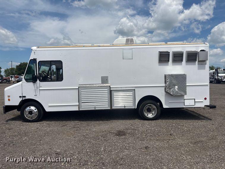 image for item EG9058 2005 Freightliner MT45 food truck