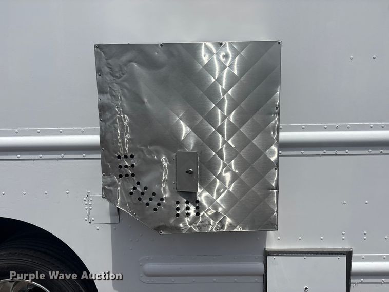image for item EG9058 2005 Freightliner MT45 food truck