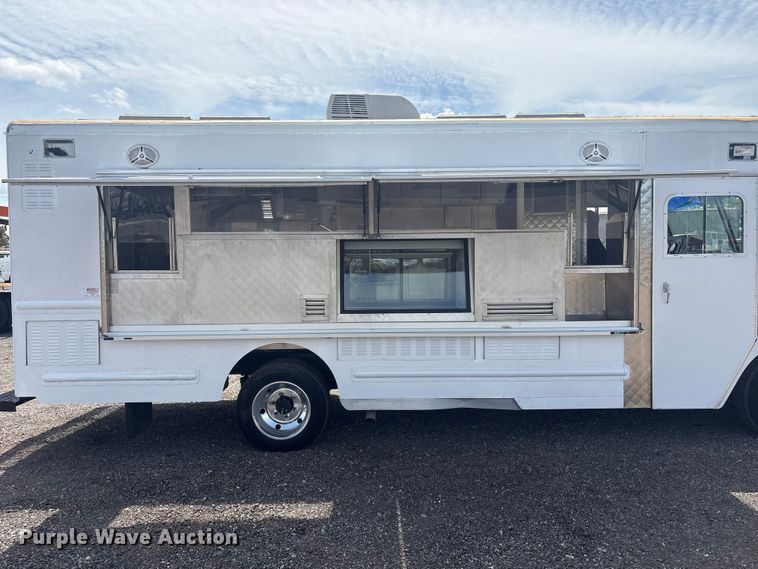 image for item EG9058 2005 Freightliner MT45 food truck