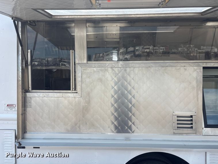 image for item EG9058 2005 Freightliner MT45 food truck