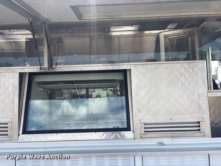 image for item EG9058 2005 Freightliner MT45 food truck