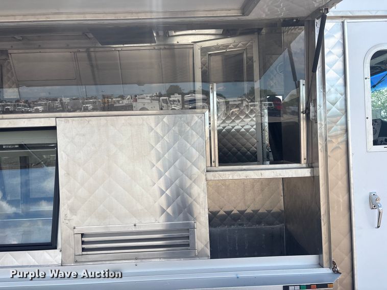 image for item EG9058 2005 Freightliner MT45 food truck