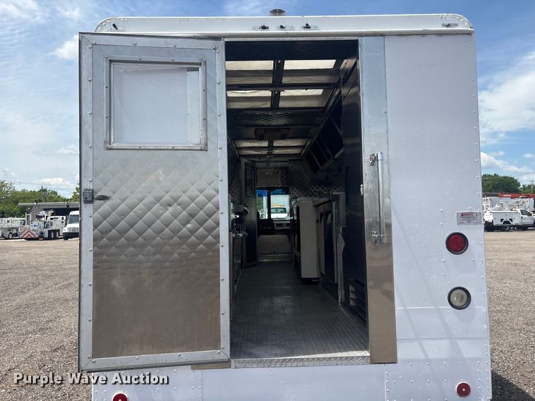 image for item EG9058 2005 Freightliner MT45 food truck