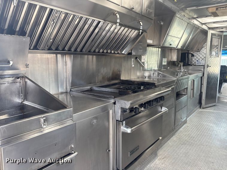 image for item EG9058 2005 Freightliner MT45 food truck