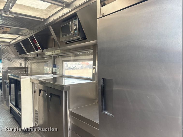 image for item EG9058 2005 Freightliner MT45 food truck