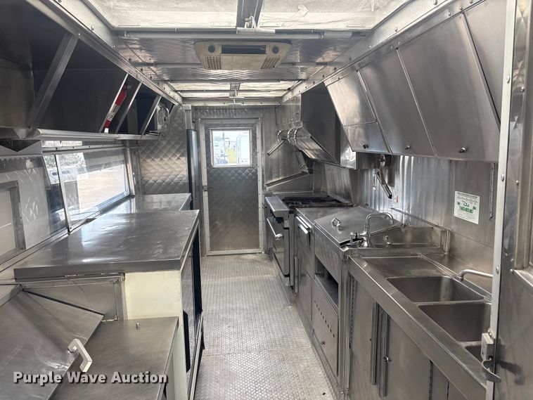 image for item EG9058 2005 Freightliner MT45 food truck