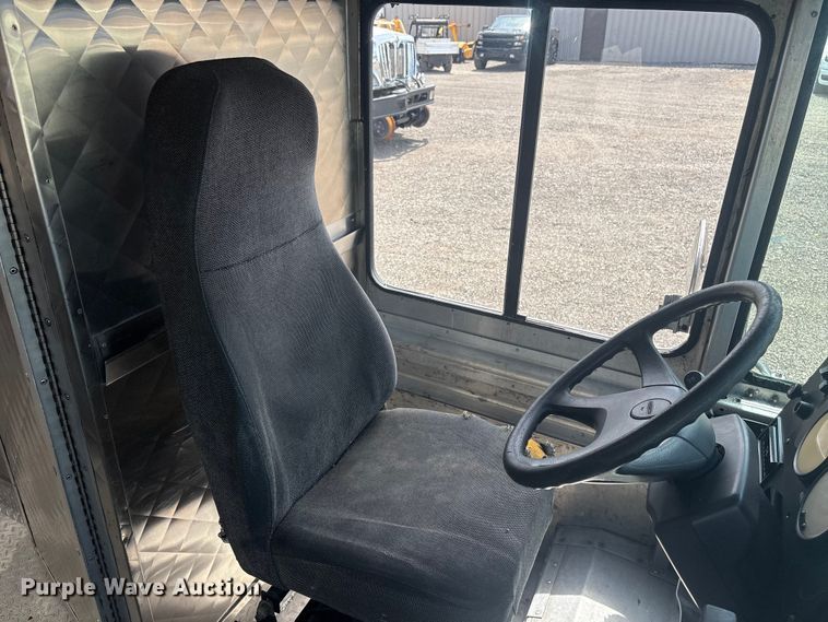 image for item EG9058 2005 Freightliner MT45 food truck