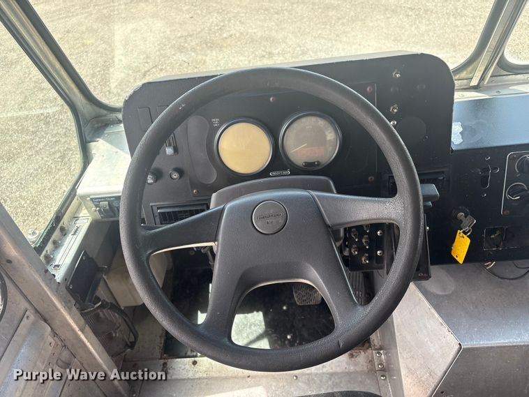 image for item EG9058 2005 Freightliner MT45 food truck