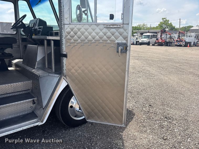 image for item EG9058 2005 Freightliner MT45 food truck