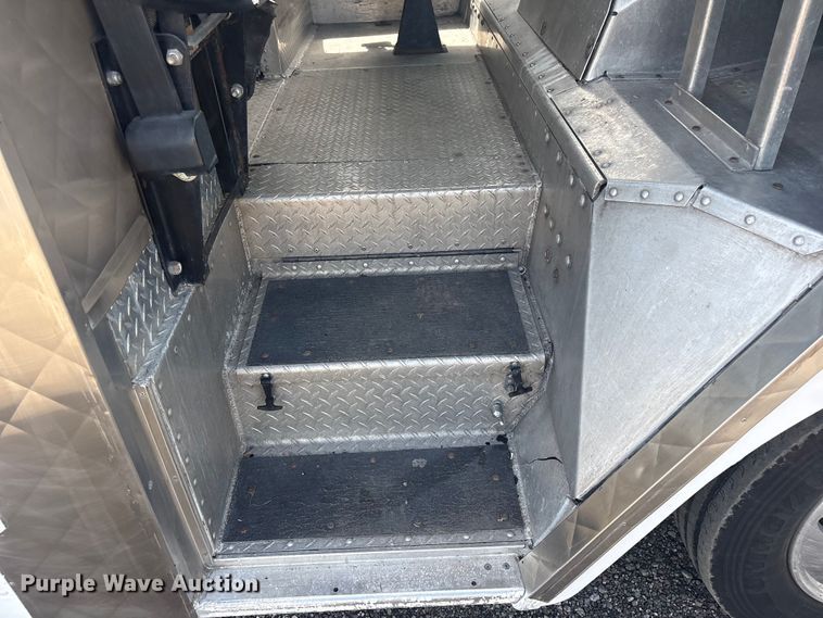 image for item EG9058 2005 Freightliner MT45 food truck