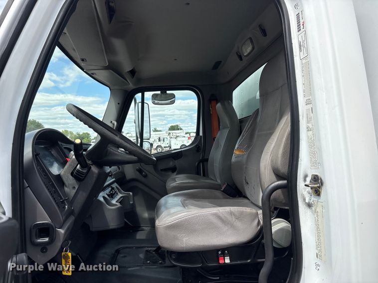 image for item EG9067 2005 Freightliner Business Class M2 box truck
