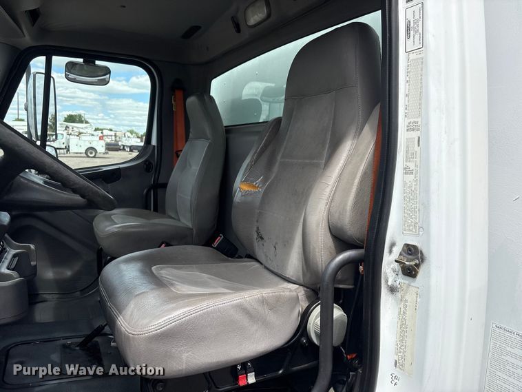 image for item EG9067 2005 Freightliner Business Class M2 box truck