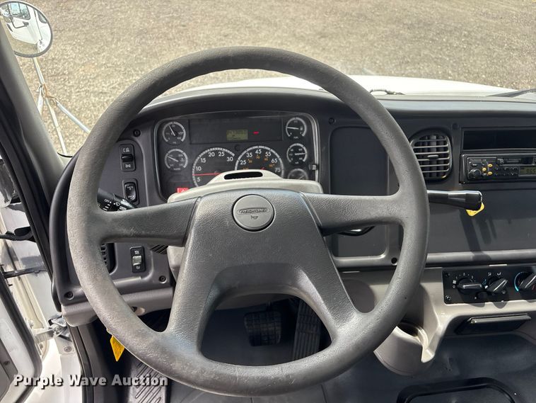 image for item EG9067 2005 Freightliner Business Class M2 box truck