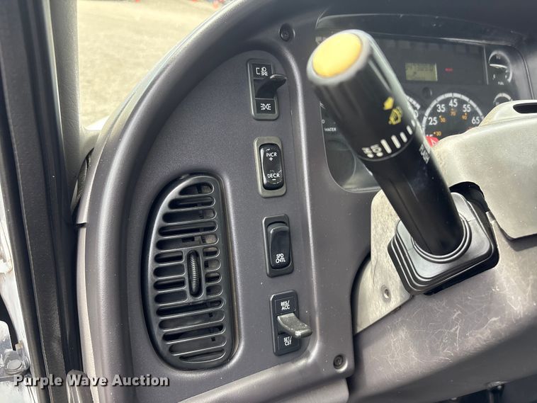 image for item EG9067 2005 Freightliner Business Class M2 box truck