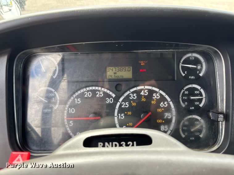image for item EG9067 2005 Freightliner Business Class M2 box truck