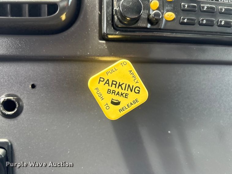 image for item EG9067 2005 Freightliner Business Class M2 box truck