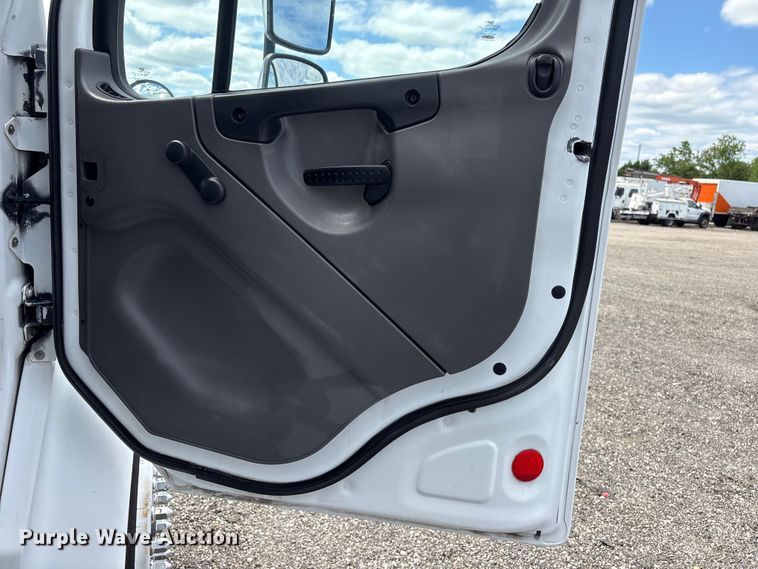 image for item EG9067 2005 Freightliner Business Class M2 box truck