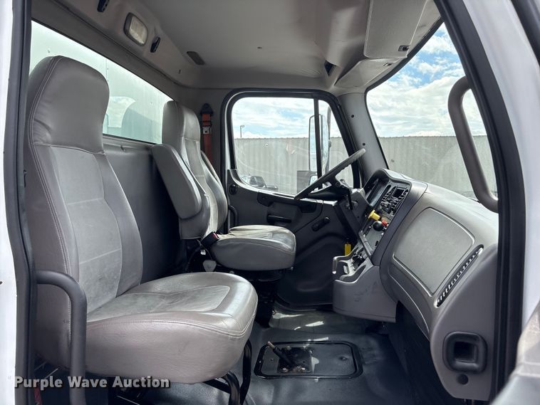 image for item EG9067 2005 Freightliner Business Class M2 box truck