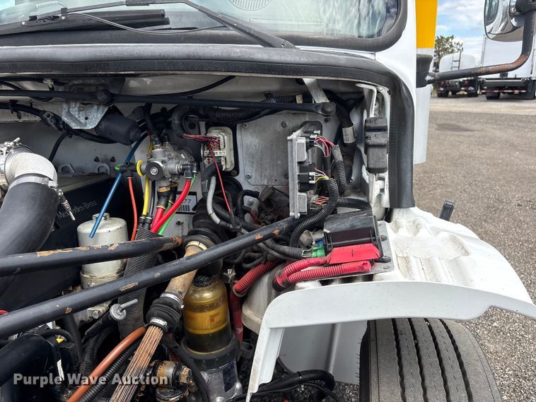 image for item EG9067 2005 Freightliner Business Class M2 box truck