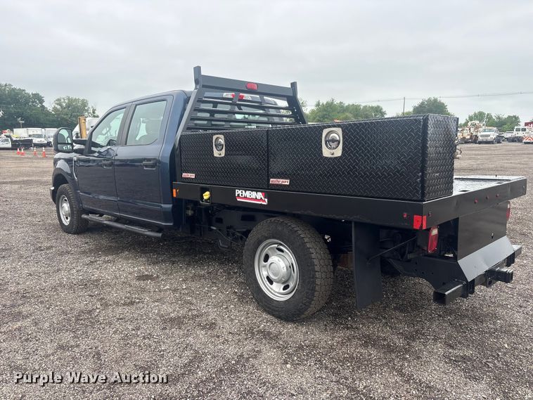 image for item EG9107 2017 Ford F250 Super Duty Crew Cab flatbed pickup truck