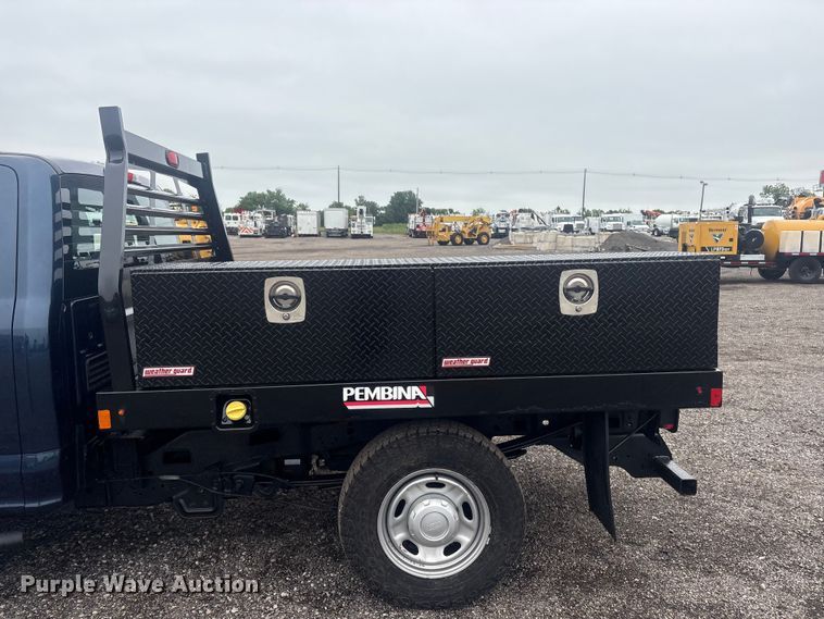 image for item EG9107 2017 Ford F250 Super Duty Crew Cab flatbed pickup truck