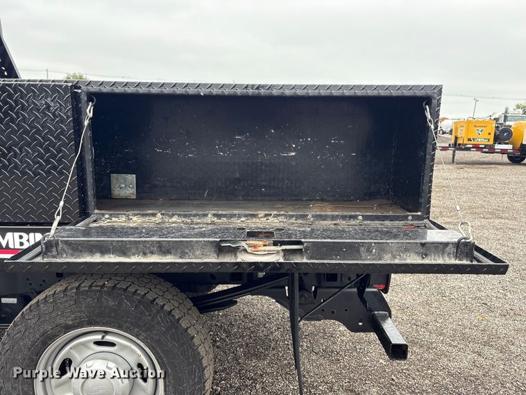 image for item EG9107 2017 Ford F250 Super Duty Crew Cab flatbed pickup truck