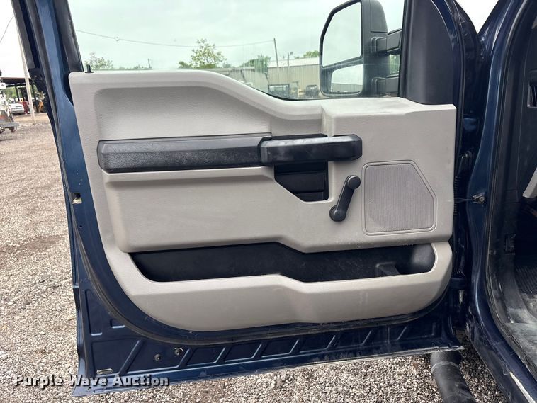 image for item EG9107 2017 Ford F250 Super Duty Crew Cab flatbed pickup truck