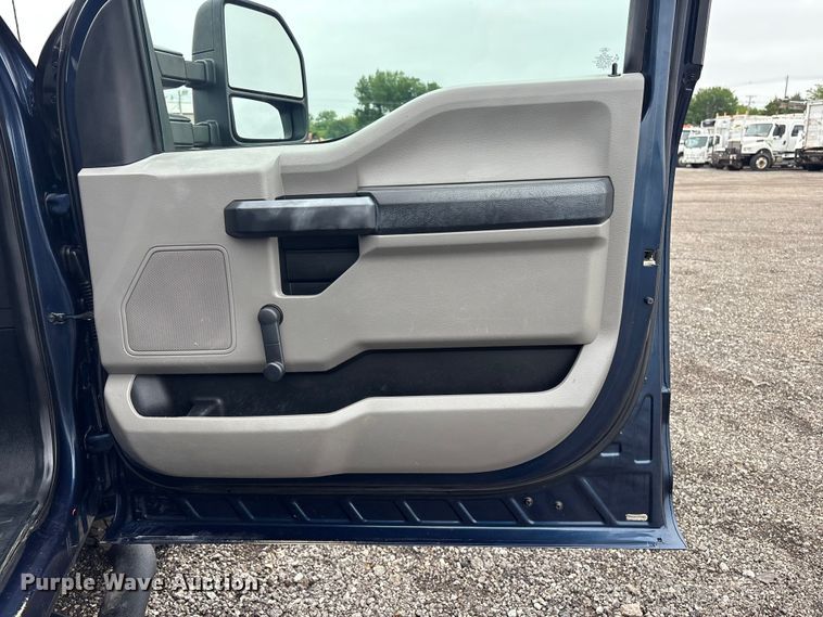 image for item EG9107 2017 Ford F250 Super Duty Crew Cab flatbed pickup truck