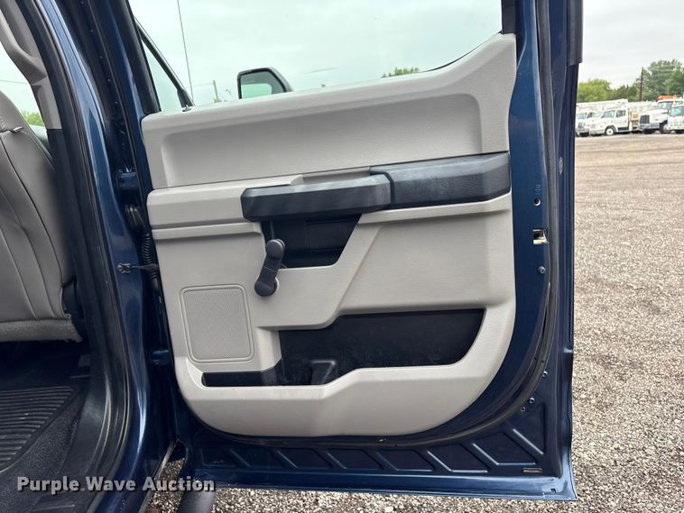 image for item EG9107 2017 Ford F250 Super Duty Crew Cab flatbed pickup truck