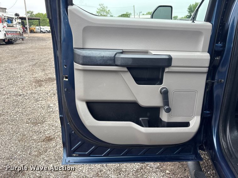 image for item EG9107 2017 Ford F250 Super Duty Crew Cab flatbed pickup truck