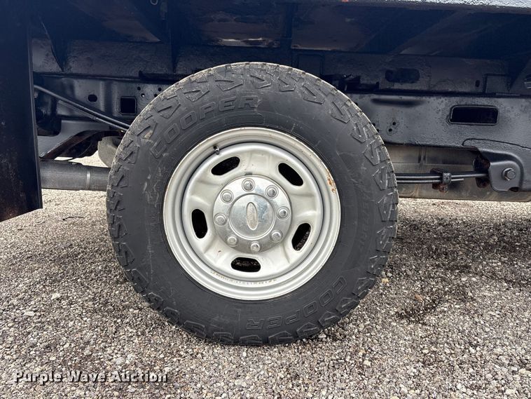 image for item EG9107 2017 Ford F250 Super Duty Crew Cab flatbed pickup truck